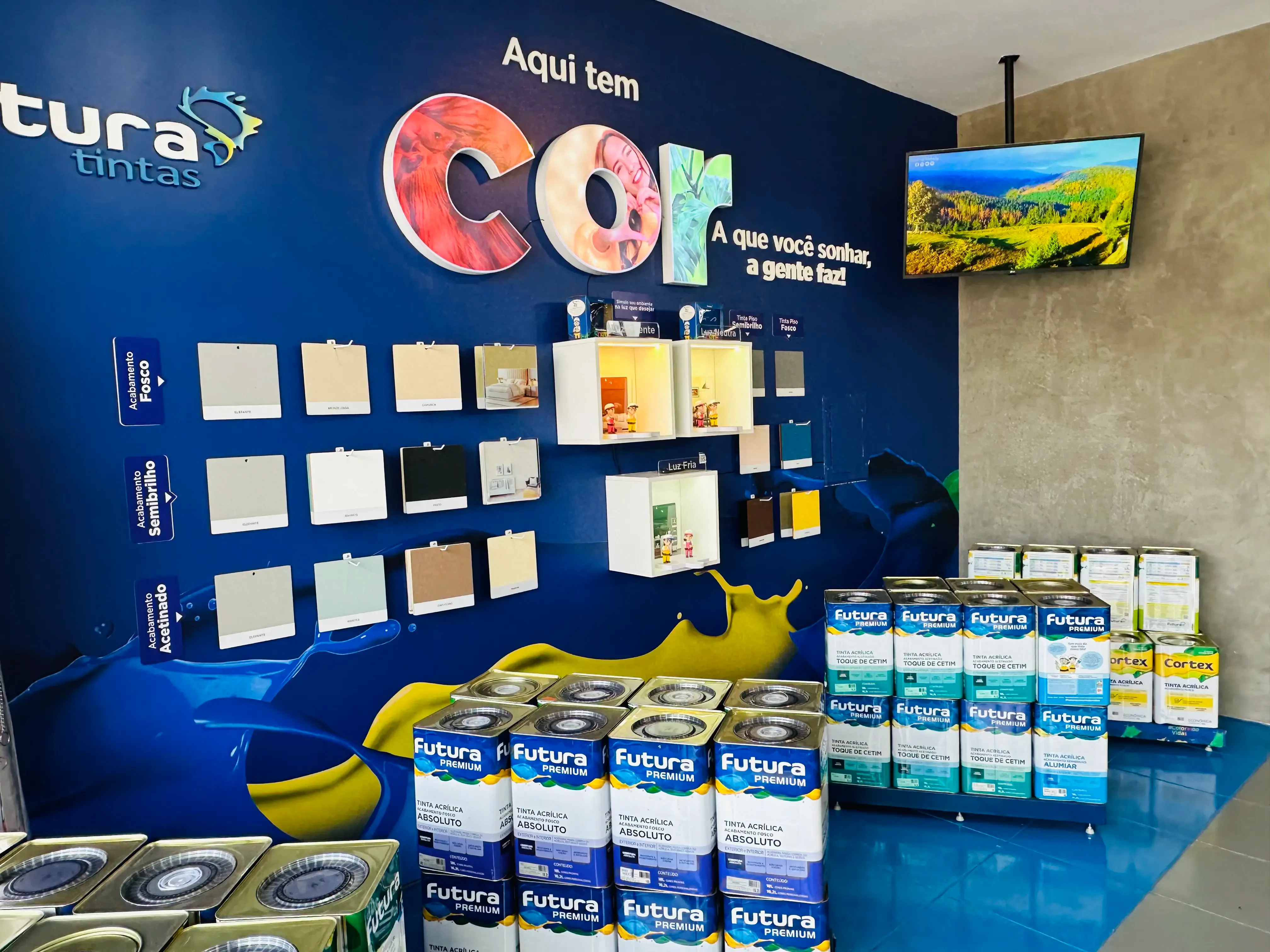 Equipe da Prime Tintas em atendimento